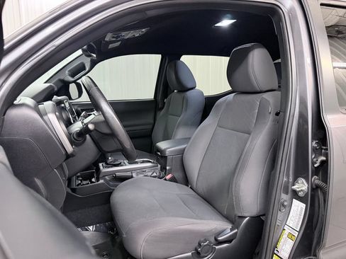 Used 2019 Toyota Tacoma TRD Off-Road w/ Technology Package AWD/4WD image 11