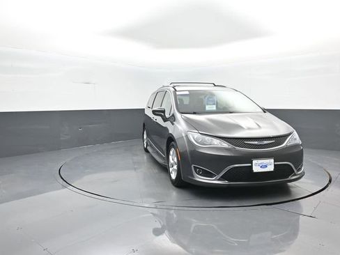 Used 2018 Chrysler Pacifica Touring-L Plus w/ Tire & Wheel Group FWD image 2