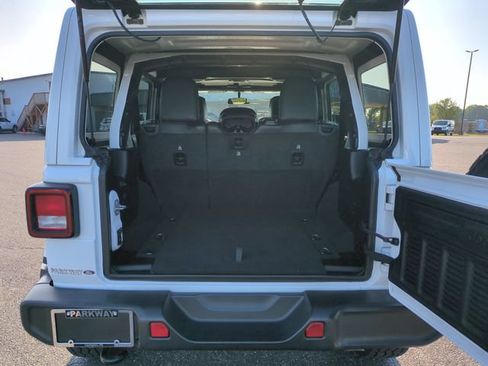 Used 2021 Jeep Wrangler Unlimited Sahara AWD/4WD image 31