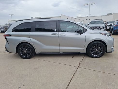Used 2025 Toyota Sienna XSE FWD image 7