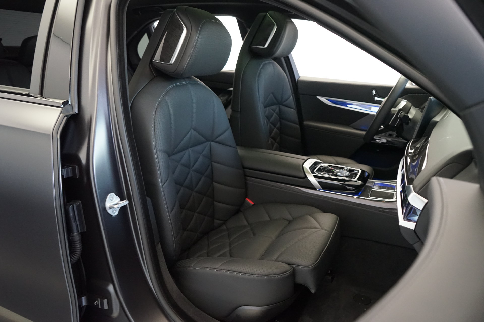 Used 2026 BMW 740i RWD image 4