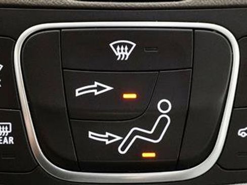 Used 2018 Chevrolet Malibu LT image 18