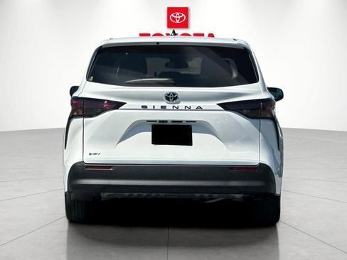 New 2026 Toyota Sienna LE FWD image 4