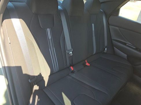 Used 2025 Hyundai Elantra SEL image 21