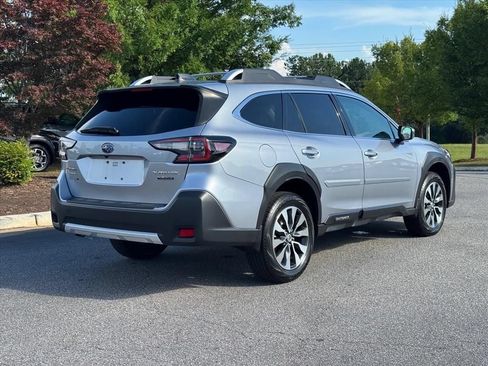 Used 2023 Subaru Outback Touring AWD/4WD image 3