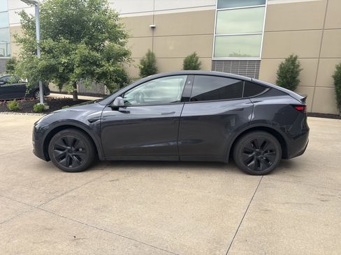 Used 2024 Tesla Model Y Long Range AWD/4WD image 7