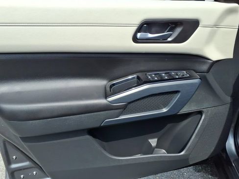 Used 2025 Nissan Pathfinder SL FWD image 16