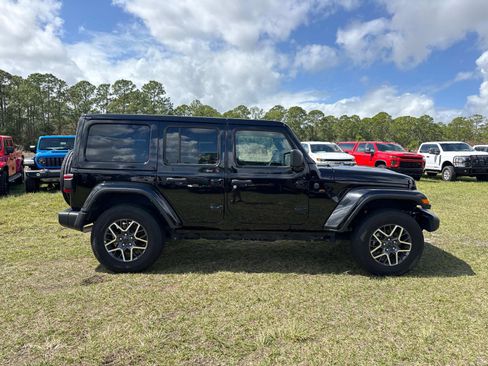 Used 2025 Jeep Wrangler Sahara image 2