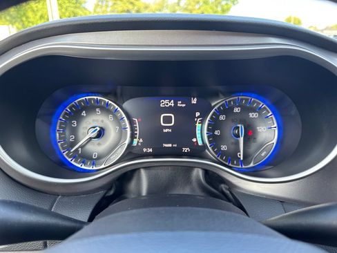 Used 2023 Chrysler Pacifica Touring-L FWD image 16