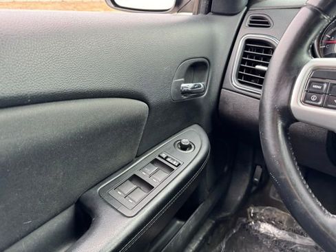 Used 2011 Chrysler 200 Touring FWD image 28