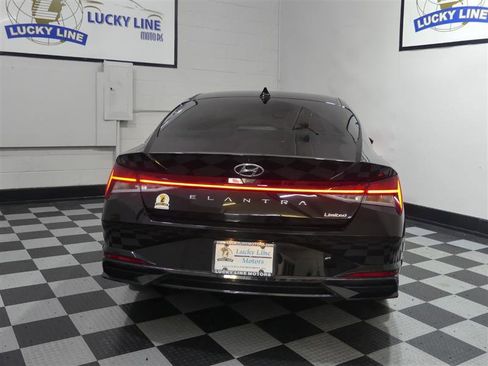 Used 2022 Hyundai Elantra Limited image 8