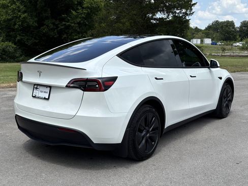 Used 2024 Tesla Model Y Long Range RWD image 3