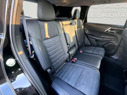 New 2025 Mitsubishi Outlander SE image 9