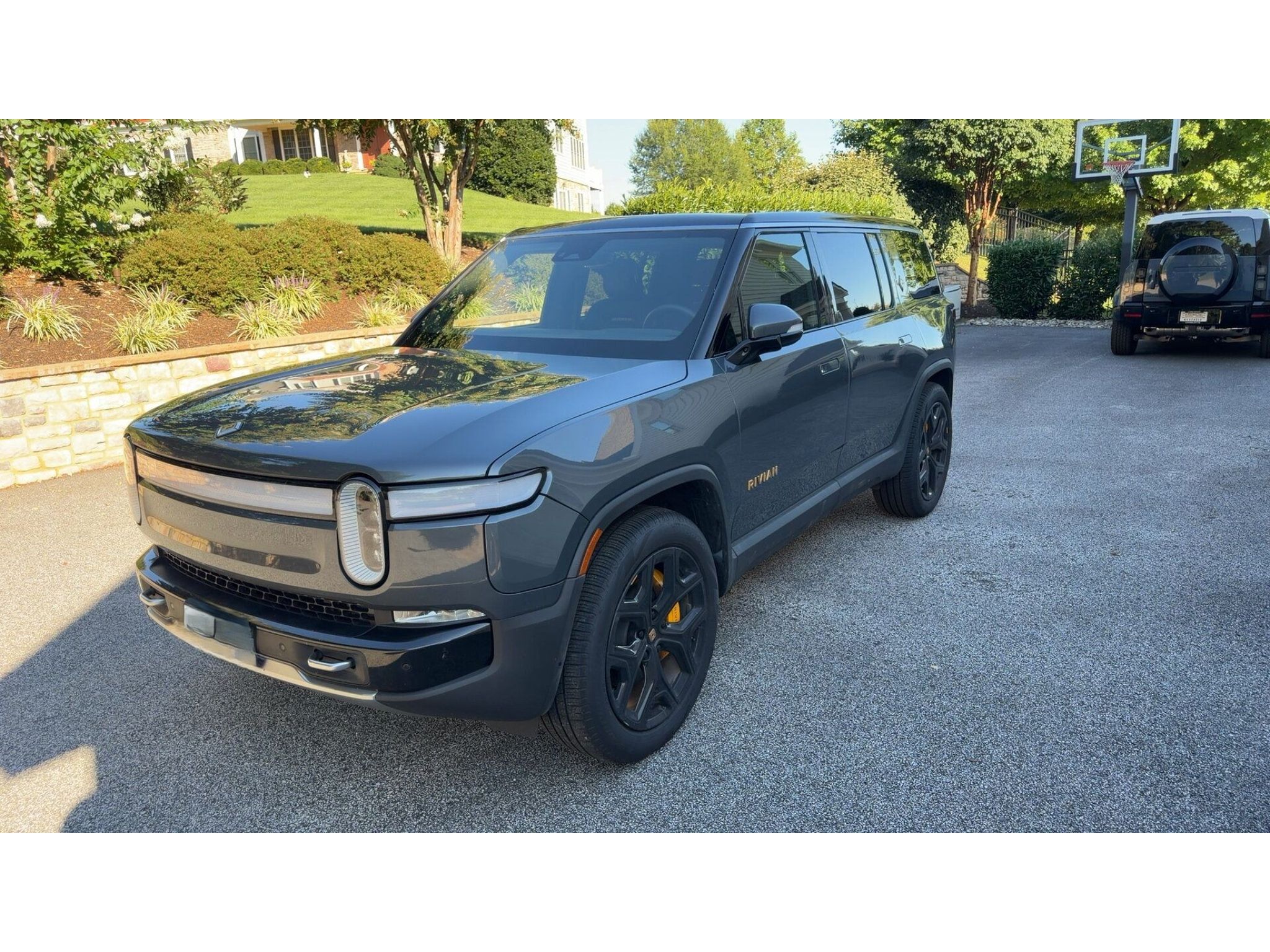 Used 2022 Rivian R1S Launch Edition Quad AWD/4WD image 1