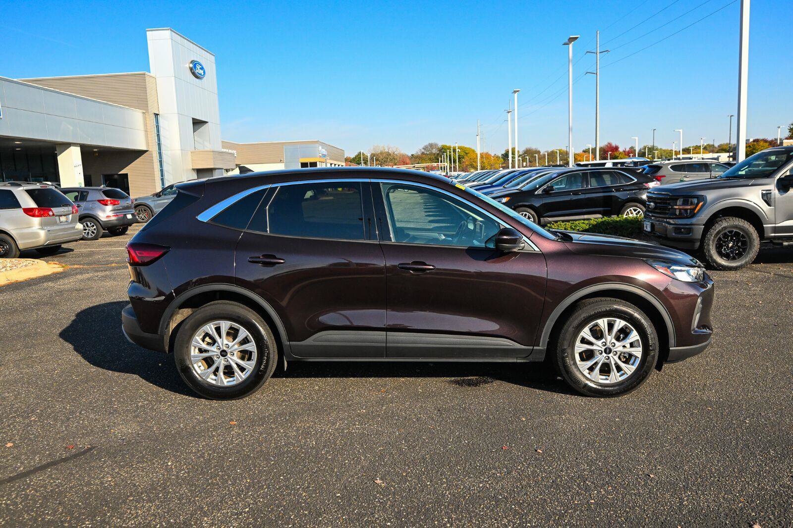 Used 2023 Ford Escape Active w/ Tech Pack #2 AWD/4WD image 3