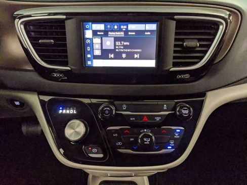 Used 2023 Chrysler Voyager LX FWD image 8