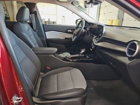 Used 2025 Chevrolet Trax LT w/ LT Convenience Package FWD image 7