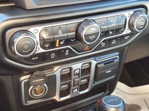 Used 2020 Jeep Gladiator Overland w/ Advanced Safety Group image 16