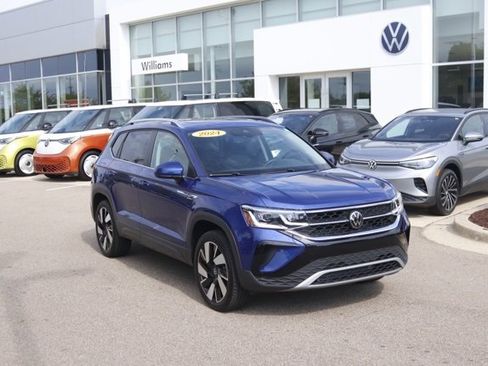 Used 2024 Volkswagen Taos SEL image 1