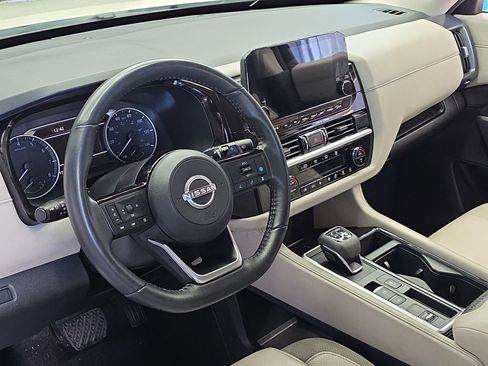 Used 2024 Nissan Pathfinder SL image 16