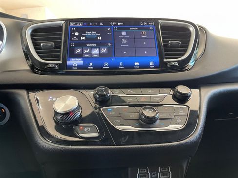 Used 2025 Chrysler Pacifica Select image 18