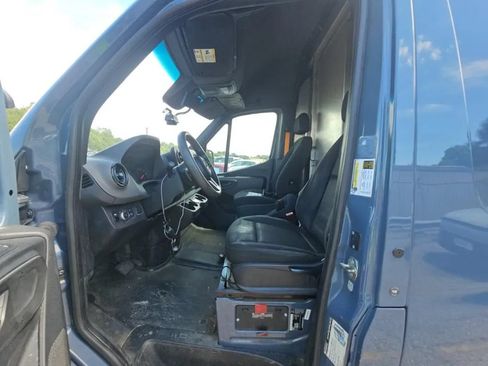 Used 2021 Mercedes-Benz Sprinter 2500 image 12