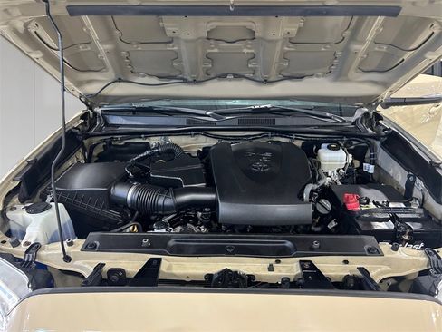Used 2020 Toyota Tacoma TRD Off-Road w/ Technology Package image 20