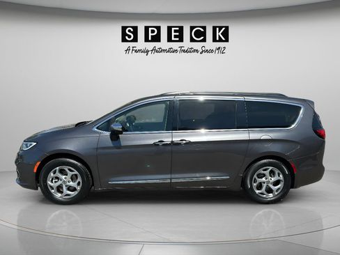 Used 2023 Chrysler Pacifica Limited FWD image 2
