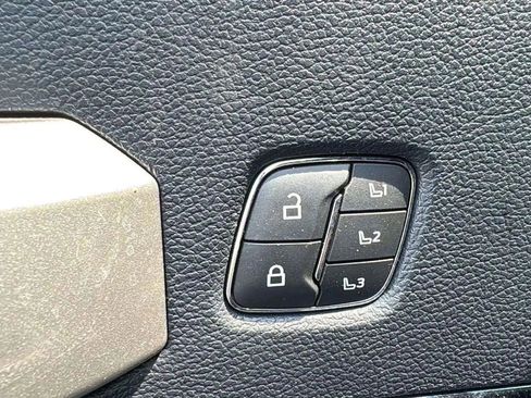 Used 2022 Ford F250 Lariat w/ Black Appearance Package image 19