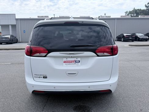 Used 2020 Chrysler Pacifica Touring-L FWD image 8