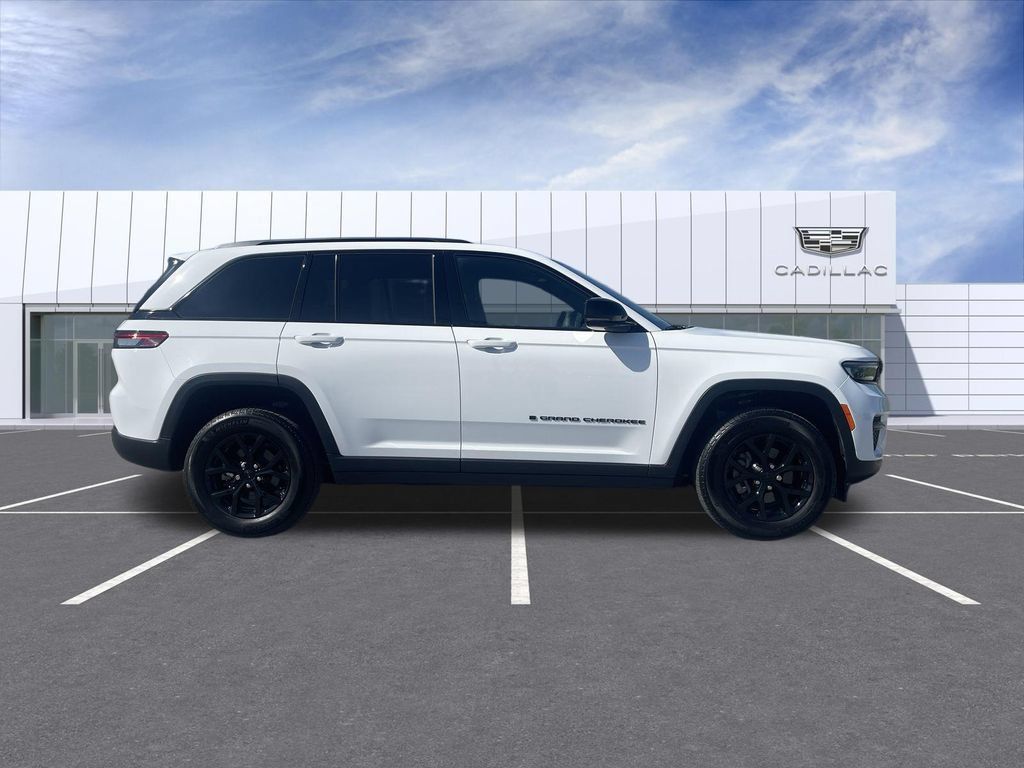 Used 2024 Jeep Grand Cherokee Altitude AWD/4WD image 9