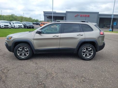 Used 2019 Jeep Cherokee Trailhawk w/ Cold Weather Group AWD/4WD image 2