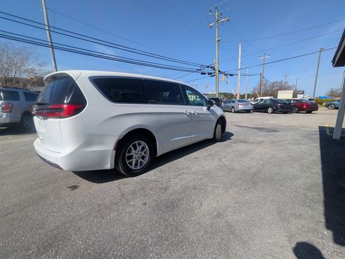 Used 2023 Chrysler Pacifica Touring-L image 5