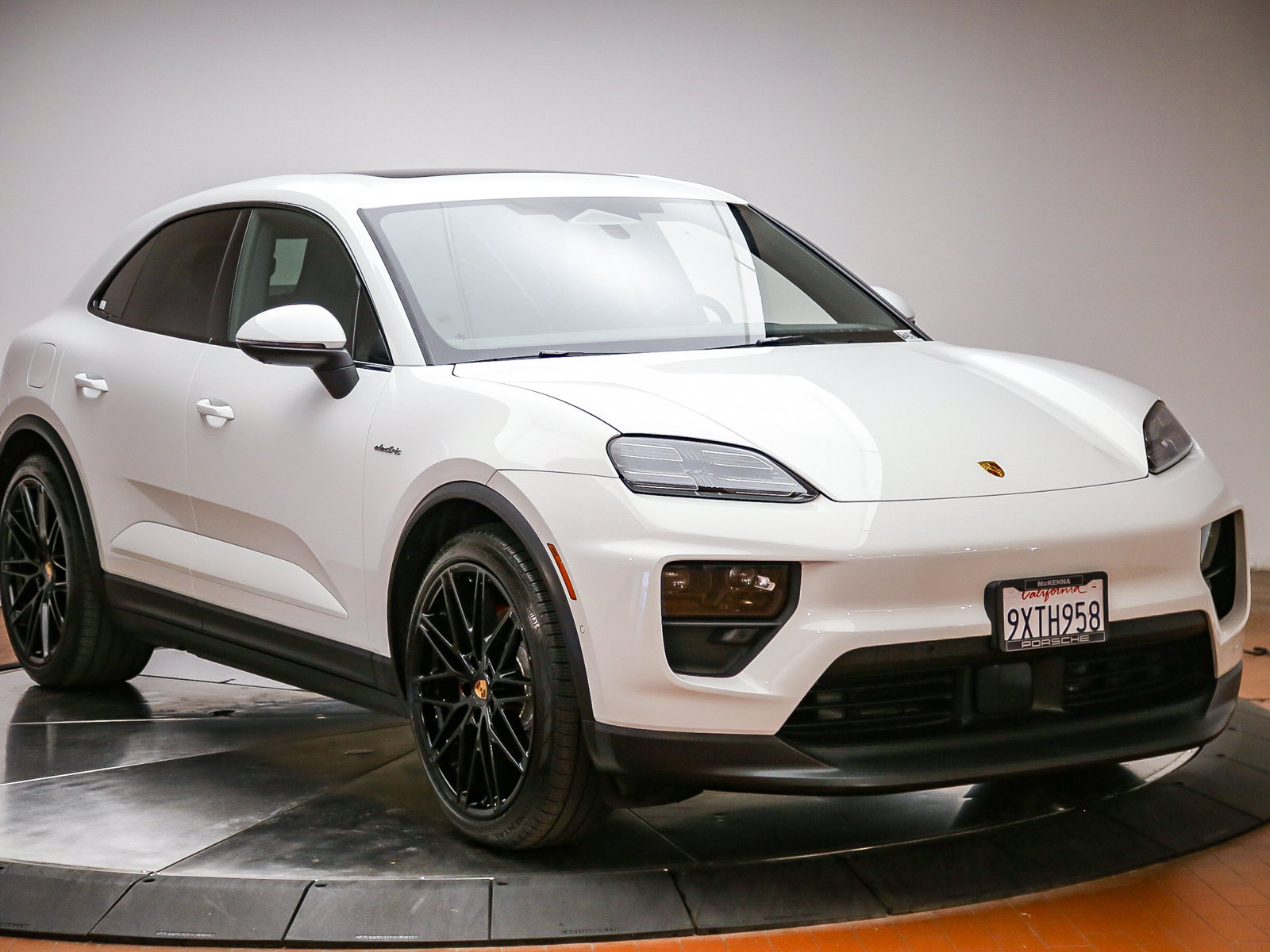 Certified 2025 Porsche Macan 4S Electric AWD/4WD image 9