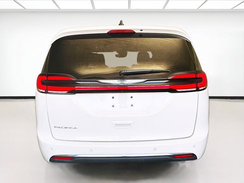 Used 2025 Chrysler Pacifica Select image 5