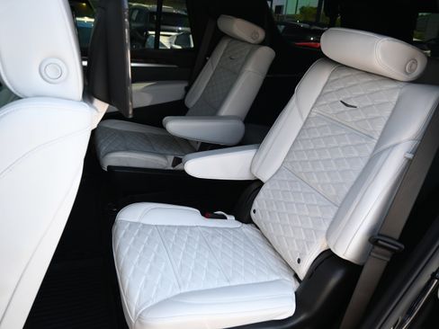 Used 2026 Cadillac Escalade Platinum Sport w/ LPO, ONYX Package image 13