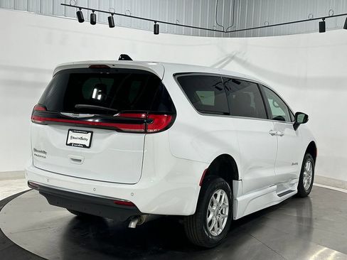 Used 2023 Chrysler Pacifica Touring-L FWD image 6