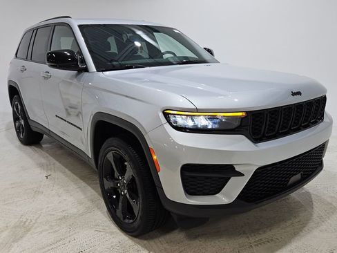 Used 2023 Jeep Grand Cherokee Altitude image 3