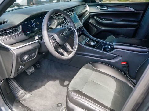 Used 2025 Jeep Grand Cherokee Altitude AWD/4WD image 16