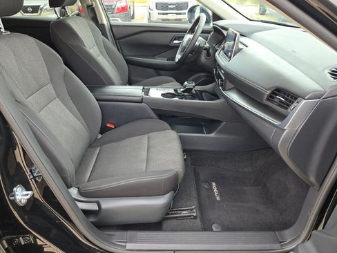 Certified 2025 Nissan Rogue SV image 28