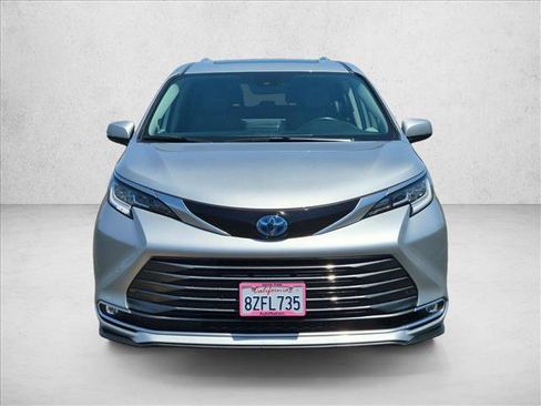 Used 2022 Toyota Sienna Limited FWD image 2
