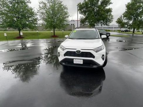Used 2019 Toyota RAV4 XLE image 3
