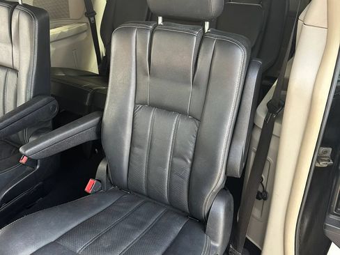Used 2011 Chrysler Town & Country Touring-L w/ Driver Convenience Group FWD image 14