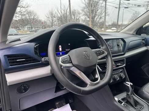 Used 2022 Volkswagen Taos SE w/ Panoramic Sunroof Package image 6