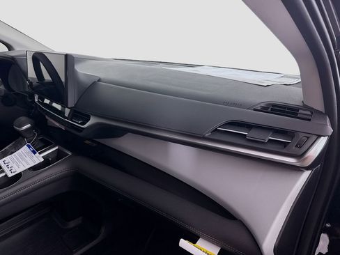 New 2026 Toyota Sienna XLE image 18
