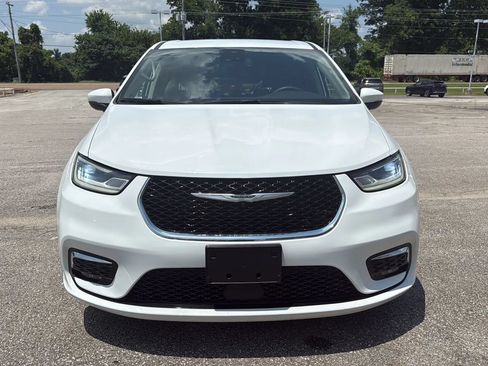 Used 2023 Chrysler Pacifica Touring-L FWD image 8