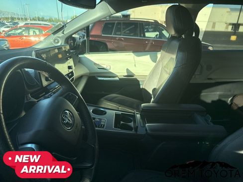 Used 2023 Toyota Sienna Platinum FWD image 10
