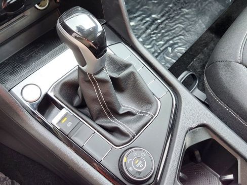 Used 2024 Volkswagen Taos SE image 17