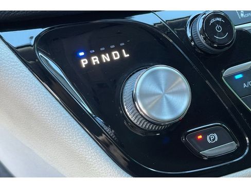 Used 2021 Chrysler Pacifica Touring w/ Uconnect Theater Family Group image 32