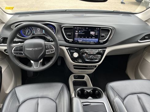 Used 2024 Chrysler Pacifica Touring-L FWD image 5
